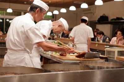日本大力发展劳动服务型机器人 厨房机器人做寿司和天妇罗